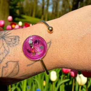 Bracelet jonc doré ajustable avec cabochon violet et fleurs des champs séchées, bijou floral fait main en résine, création artisanale en Corrèze