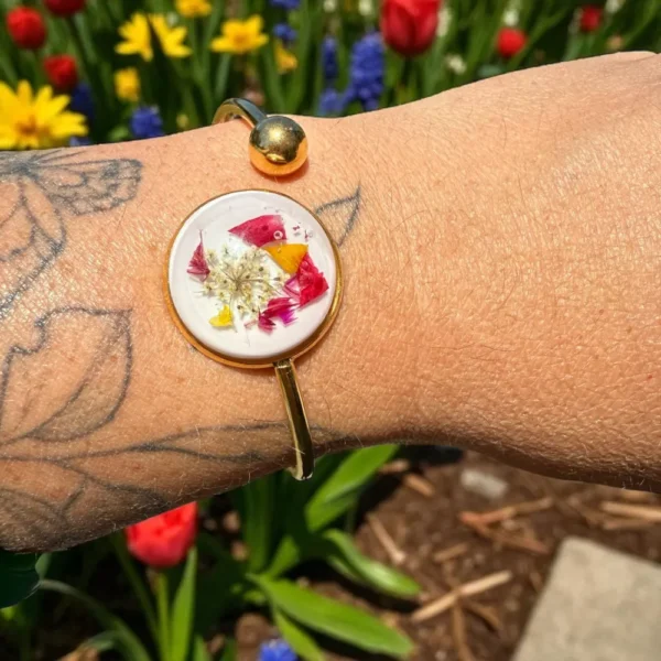 Bracelet jonc doré avec cabochon blanc et fleurs séchées multicolores, bijou en résine fait main inspiré de la nature, création artisanale