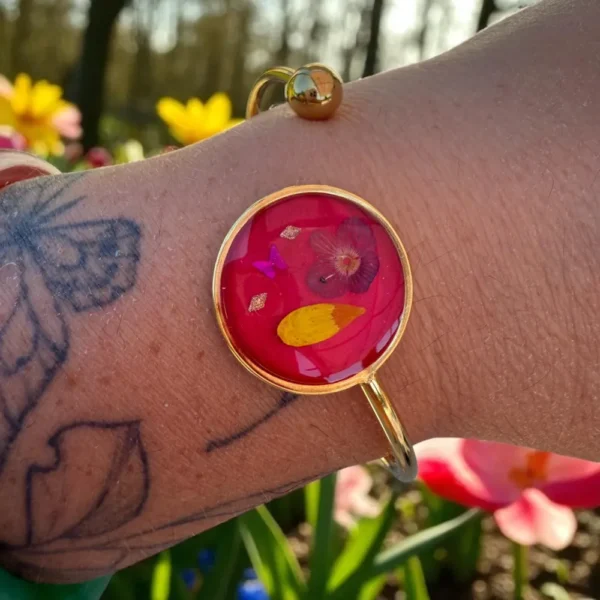 Bracelet jonc doré avec cabochon rouge vif en résine, fleurs séchées de véronique sauvage et pétale de ficaire, bijou artisanal printanier