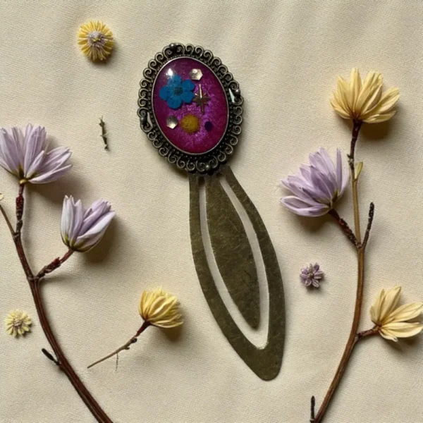 Marque-page artisanal en métal bronze avec cabochon violet et fleurs séchées, mimosa, myosotis et détails dorés, création unique en résine